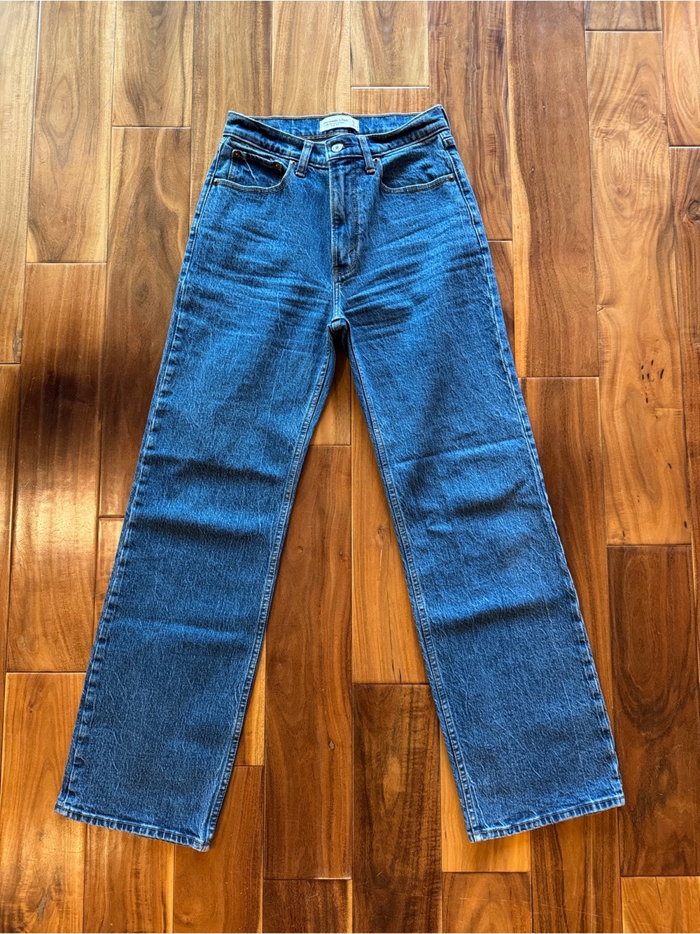 Abercrombie & Fitch THE 90s relaxed Jean high rise. 26